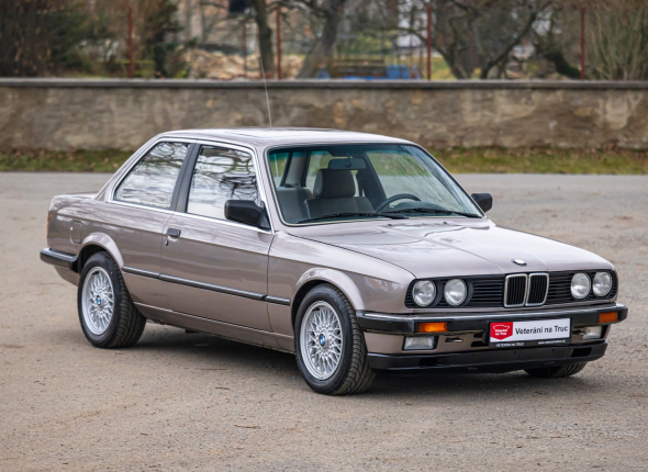 BMW E30 320i